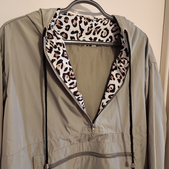 Pullover Windbreaker - Picture 4 of 6